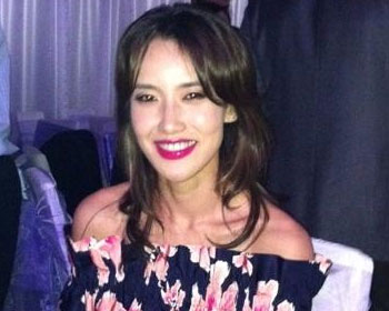 Э.Туул гишүүн нөхрөөсөө өвөрмөц бэлэг авчээ